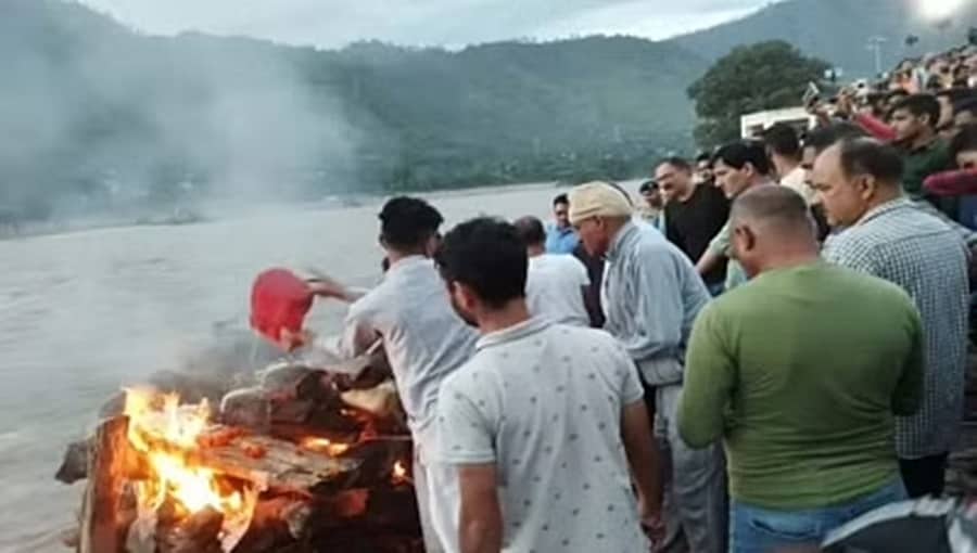 ರೆಸಾರ್ಟ್ ರಿಸೆಪ್ಶನಿಸ್ಟ್ ಹತ್ಯೆ ಪ್ರಕರಣ: ಐಟಿಐ ಘಾಟ್ನಲ್ಲಿ ನಡೆದ ಅಂಕಿತಾ ಅಂತ್ಯಸಂಸ್ಕಾರ!