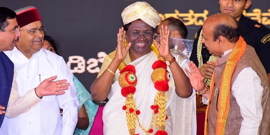 ಮೈಸೂರಲ್ಲೇ ತಯಾರಾದ ಸಿಲ್ಕ್ ಸೀರೆ ಉಟ್ಟು, ದಸರಾಗೆ ವಿಶೇಷ ಮೆರುಗು ತಂದ ರಾಷ್ಟ್ರಪತಿ ದ್ರೌಪದಿ ಮುರ್ಮು
