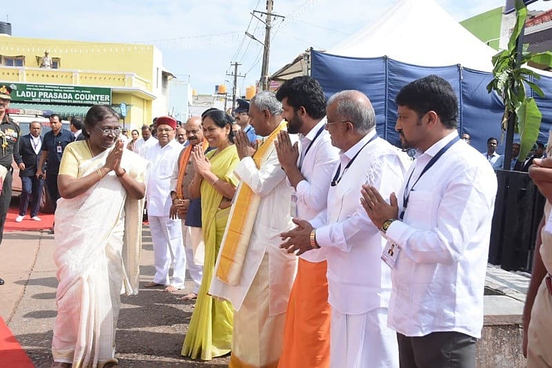 ನಂತರ ಚಾಮುಂಡಿ ಬೆಟ್ಟಕ್ಕೆ ತೆರಳಿದ ರಾಷ್ಟ್ರಪತಿಗಳನ್ನು ರಾಜ್ಯ ನಾಯಕರು ಆತ್ಮೀಯವಾಗಿ ಬರಮಾಡಿಕೊಂಡರು
