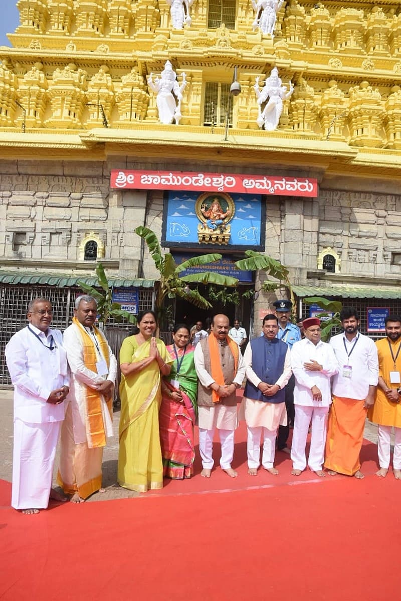 ಮೈಸೂರಿನ ಚಾಮುಂಡಿ ದೇವಿ ದೇವಸ್ಥಾನ ಮುಂದೆ ನಾಯಕರು