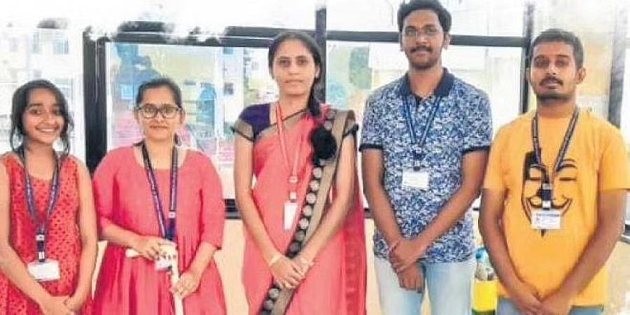 ದೃಷ್ಟಿ ದೋಷ ಹೊಂದಿದವರಿಗೆ ಸ್ವಯಂಚಾಲಿತ ವಾಕಿಂಗ್ ಸ್ಟಿಕ್ ರೂಪಿಸಿದ ಮೈಸೂರಿನ ಇಂಜಿನಿಯರಿಂಗ್ ವಿದ್ಯಾರ್ಥಿಗಳು