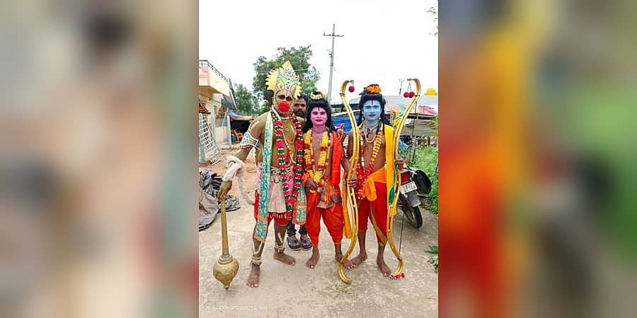 ಮಾರುವೇಷದಲ್ಲಿ ಕಥೆ ಹೇಳುವ 'ಹಗಲು ವೇಷ'ಧಾರಿಗಳು: ಉತ್ತರ ಕರ್ನಾಟಕಕ್ಕೆ ದಸರಾಕ್ಕೆ ಕಲಾವಿದರ ಆಗಮನ