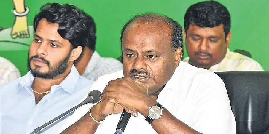 ಮೊಮ್ಮಗನ ಪರ ಪ್ರಚಾರಕ್ಕೆ ದೇವೇಗೌಡರು ಆ್ಯಂಬುಲೆನ್ಸ್ ನಲ್ಲಿ ಬರ್ತಾರೆ: ಕಾಂಗ್ರೆಸ್ 'ಟಾಂಟ್' ಗಳಿಗೆ 'ಟಕ್ಕರ್' ನೀಡದಿರಲು HDK, ನಿಖಿಲ್ ನಿರ್ಧಾರ!