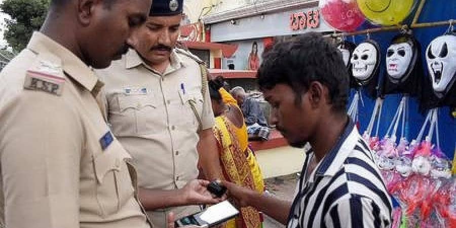 ಸುರಕ್ಷಿತ ದಸರಾ: ಜನಸಂದಣಿಯಲ್ಲಿ ಕ್ರಿಮಿನಲ್ ಗಳ ಪತ್ತೆಗೆ ಮೈಸೂರು ಪೊಲೀಸರಿಂದ ಬೆರಳಚ್ಚು ಸ್ಕ್ಯಾನ್ ಬಳಕೆ