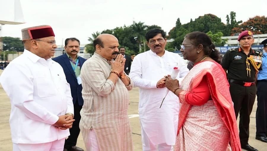 ಬೆಂಗಳೂರು: ಎರಡು ದಿನಗಳ ಕರ್ನಾಟಕ ಪ್ರವಾಸದ ನಂತರ ರಾಷ್ಟ್ರಪತಿ ದ್ರೌಪದಿ ಮುರ್ಮುಗೆ ಆತ್ಮೀಯ ಬೀಳ್ಕೊಡುಗೆ