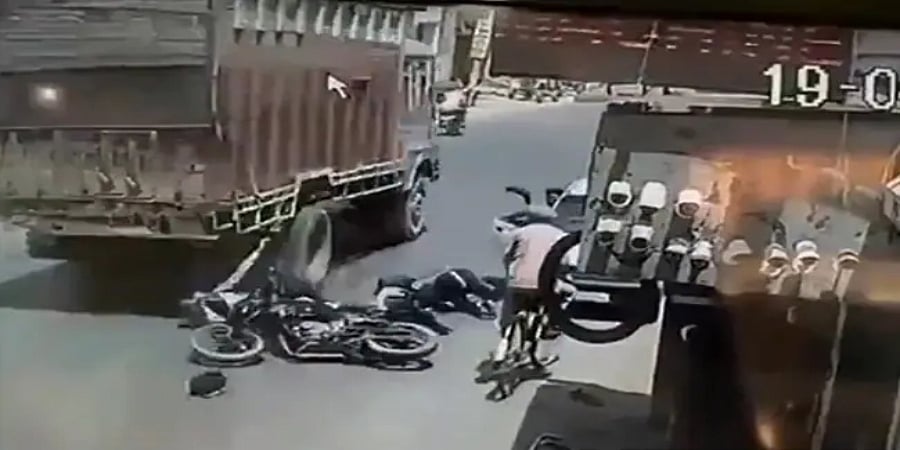 Video: ಅಪಘಾತದ ವಿಡಿಯೋ ಹಂಚಿಕೊಂಡ ಬೆಂಗಳೂರು ಪೊಲೀಸ್ ಅಧಿಕಾರಿ, ಅಸಡ್ಡೆ ತೋರುವ ಚಾಲಕರಿಗೆ ಸಂದೇಶ