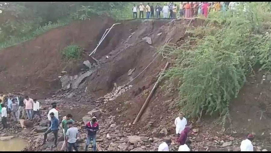 ಗದಗ: ಮಳೆಯಿಂದ ಸೃಷ್ಟಿಯಾದ ಕಂದಕಕ್ಕೆ ಬಿದ್ದು ಇಬ್ಬರ ಸಾವು; ಬರ್ತ್ ಡೇ ಕೇಕ್ ಕೊಂಡೊಯ್ಯುತ್ತಿದ್ದವರು ಮಸಣಕ್ಕೆ; ಗ್ರಾಮಸ್ಥರ ಪ್ರತಿಭಟನೆ