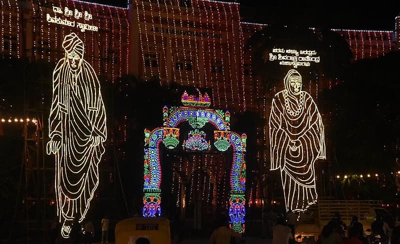 ಲಿಂಗೈಕ್ಯ ಡಾ. ಶಿವಕುಮಾರ ಸ್ವಾಮೀಜಿ ಮತ್ತು ಮೈಸೂರಿನ ಸುತ್ತೂರು ದೇಶಿಕೇಂದ್ರ ಸ್ವಾಮೀಜಿಗಳ ಚಿತ್ರಣ