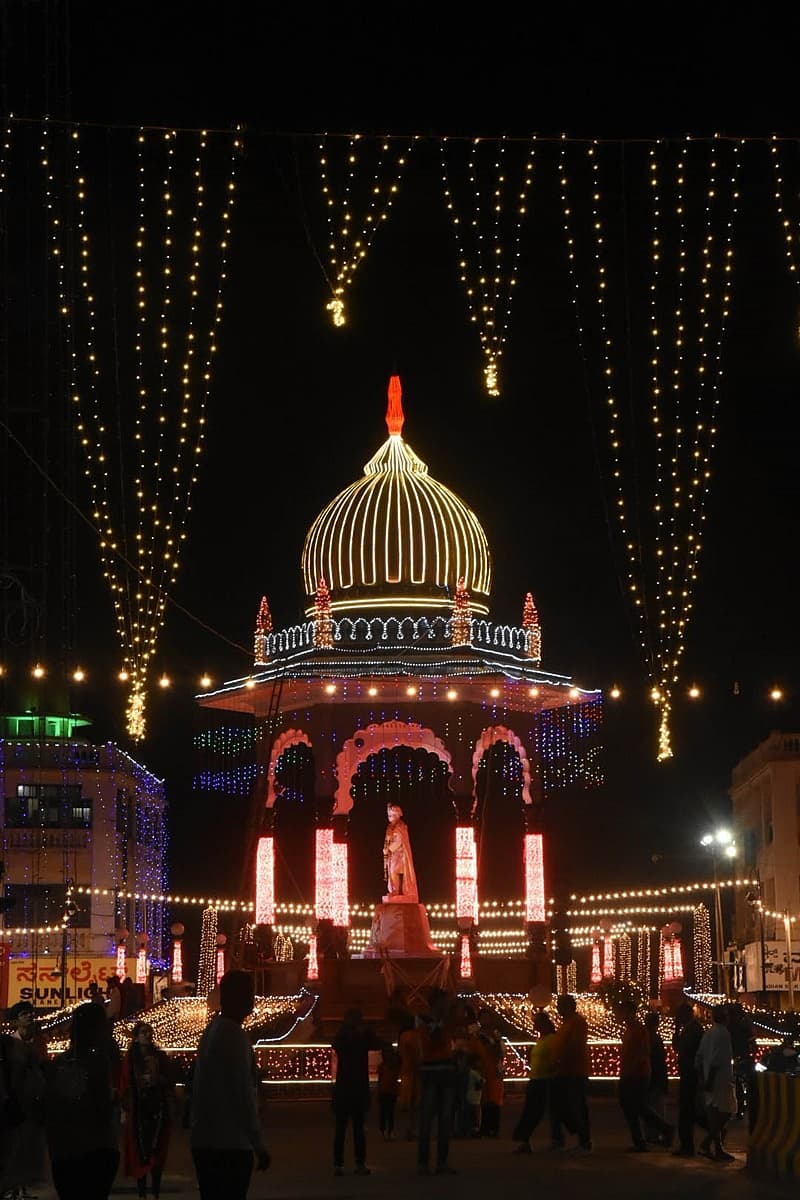 ಕೆ.ಆರ್. ಸರ್ಕಲ್ ನಲ್ಲಿರುವ ಜಯಚಾಮರಾಜೇಂದ್ರ ವೃತ್ತ ಬಗೆ ಬಗೆಯ ವಿದ್ಯುತ್ ದೀಪಗಳಿಂದ ಕಂಗೊಳಿಸುತ್ತಿದೆ