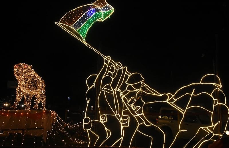 ಮೇಕ್ ಇನ್ ಇಂಡಿಯಾ ಸಂದೇಶ ವಿರುವ ವಿದ್ಯುತ್ ದೀಪಾಲಂಕಾರ