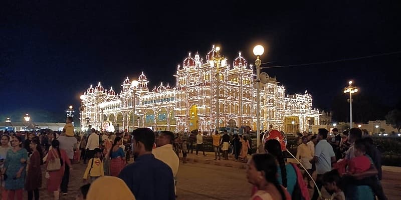ಸುಂದರವಾದ ದೀಪಗಳಿಂದ ಆಕರ್ಷಿಸುತ್ತಿರುವ ಇತಿಹಾಸ ಪ್ರಸಿದ್ಧ ಮೈಸೂರು ಅರಮನೆ