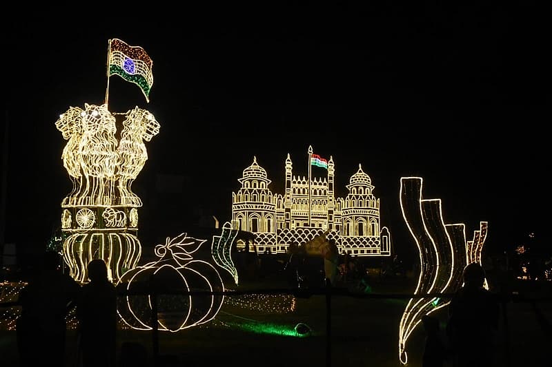ಅಶೋಕ ಸ್ತಂಭ ಆಕೃತಿಯ ದೀಪಾಲಂಕಾರ