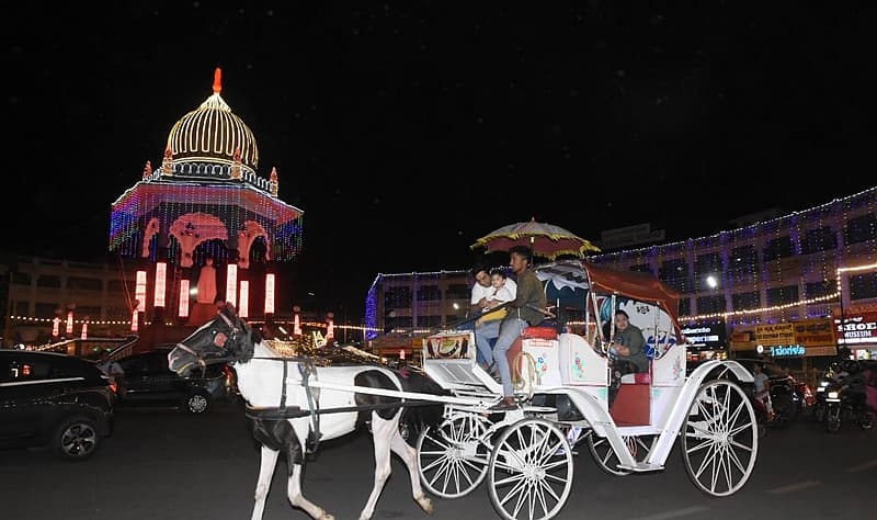 ಕೆ. ಆರ್. ವೃತ್ತದಲ್ಲಿ ಟಾಂಗಾದಲ್ಲಿ ಪ್ರಯಾಣಿಸುತ್ತಿರುವ ಪ್ರಯಾಣಿಕರು