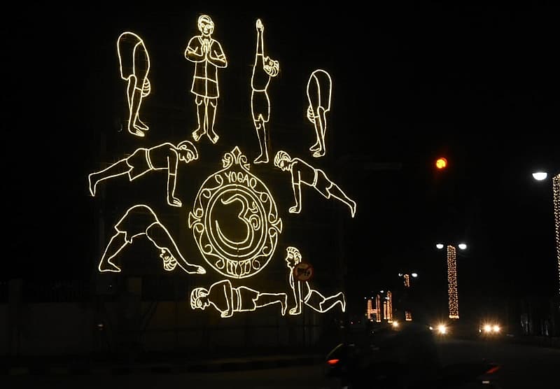 ವಿದ್ಯುತ್ ದೀಪಗಳಿಂದ ಮೂಡಿಬಂದ ಯೋಗ ಪ್ರದರ್ಶನ