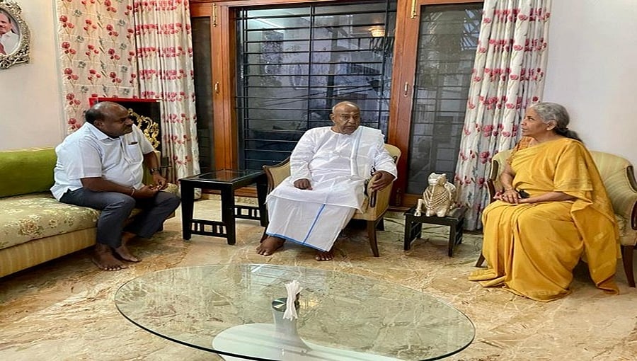 ಮಾಜಿ ಪ್ರಧಾನಿಗಳ ಮನೆಗೆ ನಿರ್ಮಲಾ ಸೀತಾರಾಮನ್ ಭೇಟಿ: ದೇವೇಗೌಡರ ಆರೋಗ್ಯ ವಿಚಾರಿಸಿದ ಕೇಂದ್ರ ಹಣಕಾಸು ಸಚಿವೆ