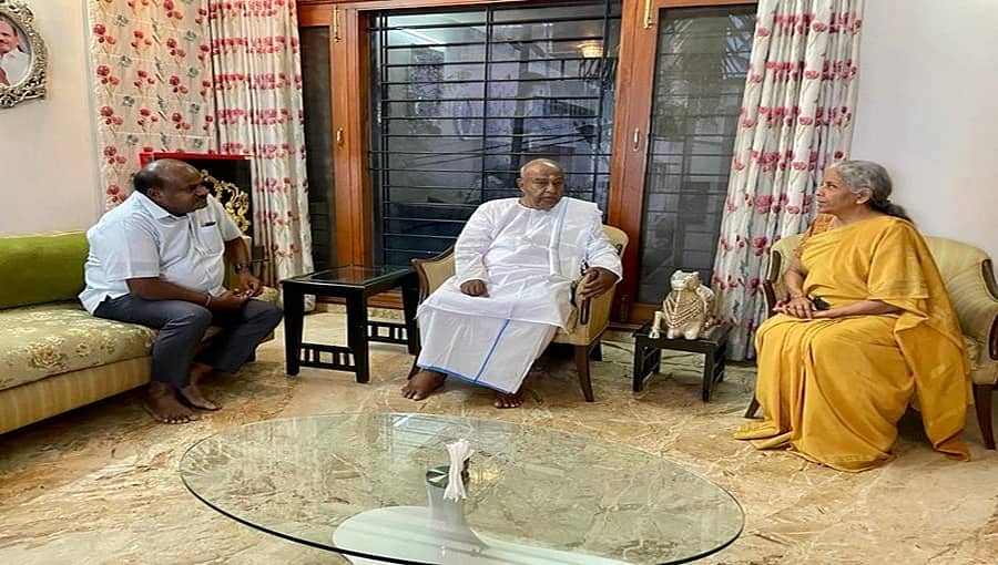 ಮಾಜಿ ಪ್ರಧಾನಿಗಳ ಮನೆಗೆ ನಿರ್ಮಲಾ ಸೀತಾರಾಮನ್ ಭೇಟಿ: ದೇವೇಗೌಡರ ಆರೋಗ್ಯ ವಿಚಾರಿಸಿದ ಕೇಂದ್ರ ಹಣಕಾಸು ಸಚಿವೆ