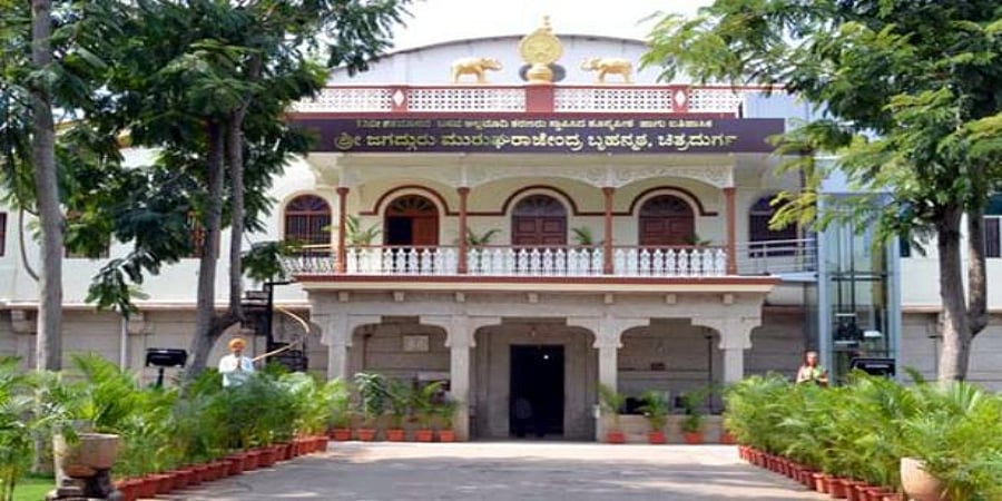 ಮುರುಘಾ ಮಠದ ಹಾಸ್ಟೆಲ್ನಲ್ಲಿದ್ದ ಮಗಳನ್ನು ಹುಡುಕಿಕೊಂಡು ಬಂದ ದೃಷ್ಟಿದೋಷವುಳ್ಳ ತಂದೆಗೆ ಶಾಕ್!