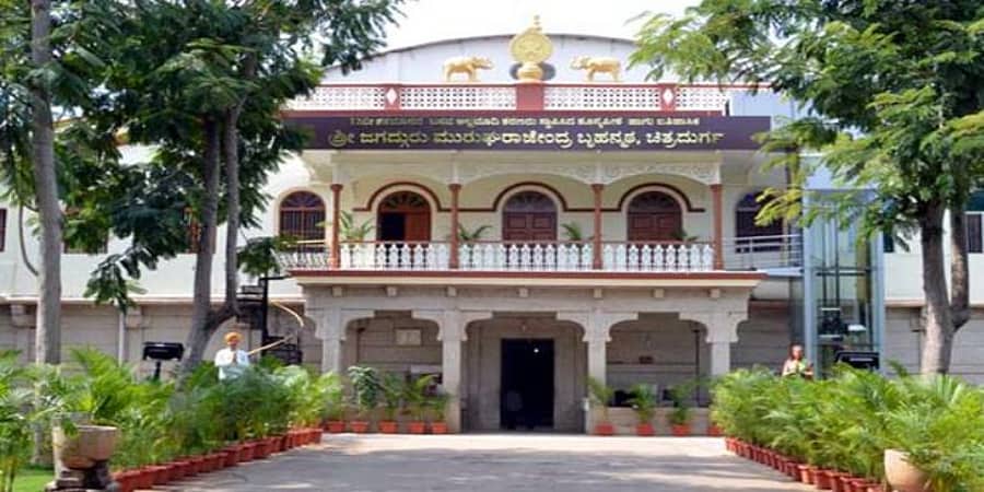 ಮುರುಘಾ ಮಠದ ಹಾಸ್ಟೆಲ್ನಲ್ಲಿದ್ದ ಮಗಳನ್ನು ಹುಡುಕಿಕೊಂಡು ಬಂದ ದೃಷ್ಟಿದೋಷವುಳ್ಳ ತಂದೆಗೆ ಶಾಕ್!