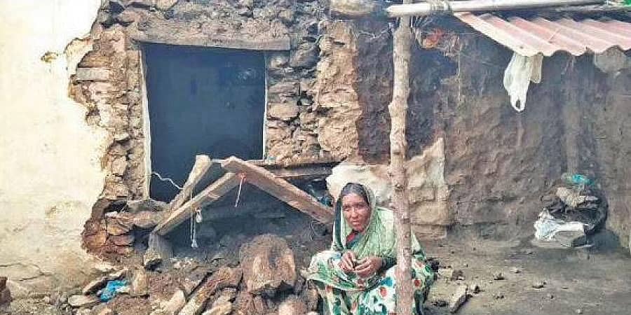 ಮಳೆಗೆ ಮನೆಗಳ ಕುಸಿತ: ದೇಗುಲಗಳಲ್ಲಿ ಆಶ್ರಯ ಪಡೆದ ಡಂಬಲ್ ಗ್ರಾಮಸ್ಥರು