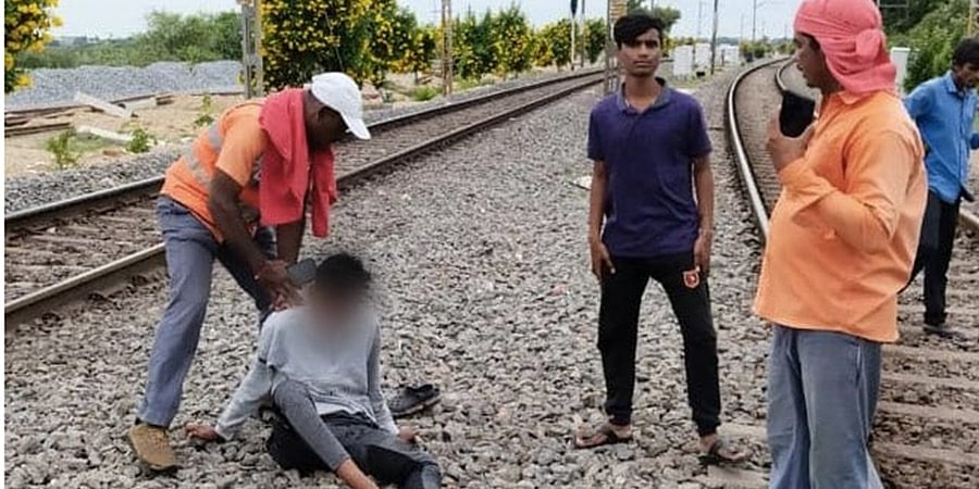 ಹೈದರಾಬಾದ್: ಹಳಿ ಮೇಲೆ ಇನ್ ಸ್ಟಾಗ್ರಾಂ ರೀಲ್ ಮಾಡುವಾಗ ರೈಲು ಡಿಕ್ಕಿ, ಮುಂದೇನಾಯ್ತು?