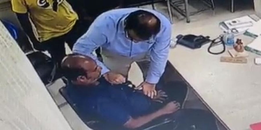 ಹಠಾತ್ ಹೃದಯಾಘಾತದಿಂದ ಕುಸಿದು ಬಿದ್ದ ರೋಗಿ, ಸಿಪಿಆರ್ ಮೂಲಕ ಪ್ರಾಣ ಉಳಿಸಿದ ಡಾಕ್ಟರ್! ವಿಡಿಯೋ ವೈರಲ್