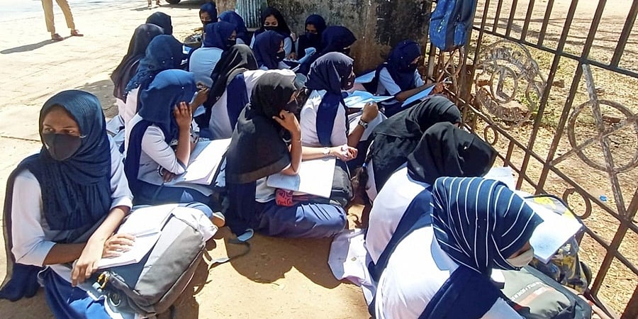 ಹಿಜಾಬ್ ಕುರಿತ ಅರ್ಜಿ ವಿಚಾರಣೆ: ಸೆಪ್ಟೆಂಬರ್ 7ಕ್ಕೆ ಮುಂದೂಡಿದ ಸುಪ್ರೀಂ ಕೋರ್ಟ್