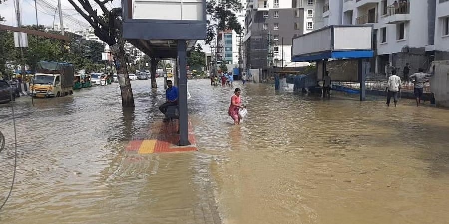 ಬೆಂಗಳೂರಿನಲ್ಲಿ ಮುಂದುವರೆದ ಧಾರಾಕಾರ ಮಳೆ, ಜನಜೀವನ ಸಂಪೂರ್ಣ ಅಸ್ತವ್ಯಸ್ಥ
