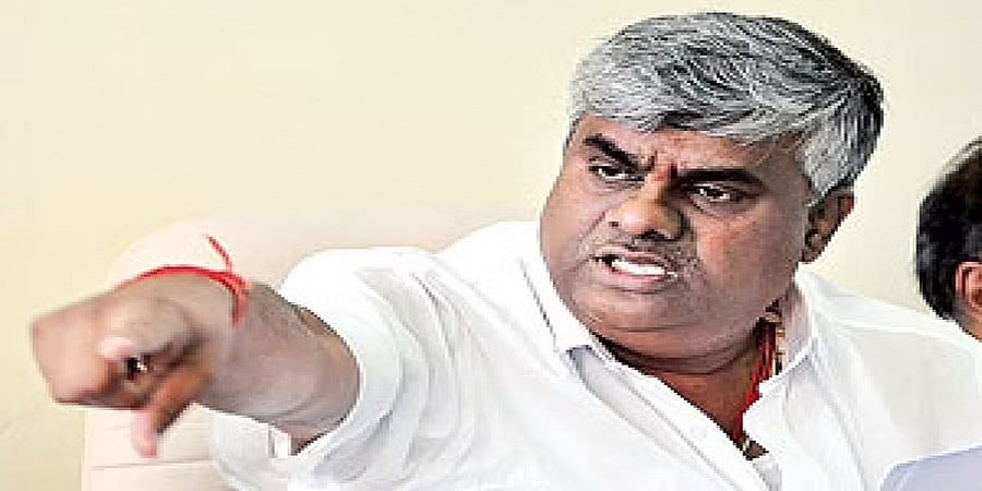 ಹಾಸನ ವಿಧಾನಸಭಾ ಟಿಕೆಟ್ ಫೈಟ್: ಜೆಡಿಎಸ್ ಸಭೆಯಲ್ಲಿ ಗದ್ದಲ, ರೇವಣ್ಣ ಗರಂ