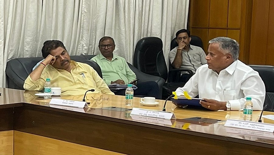 'ಮನಿ ಇದ್ದಲ್ಲಿ ಮಾತ್ರ ಮುನಿ', ಗಂಡಸ್ಥನವನ್ನು ಕೆಲಸದಲ್ಲಿ ತೋರಿಸಿ; 'ಮಳೆಯಲಿ, ಚಳಿಯಲ್ಲಿ ಬೆಚ್ಚಗೆ ಮಲಗಿರುವವರನ್ನು ಹುಡುಕಿಕೊಡಿ: ಕಾಂಗ್ರೆಸ್