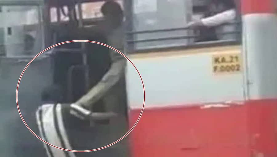ಅಮಾನವೀಯ ವರ್ತನೆ: ಎದೆಗೆ ಒದ್ದು ಬಸ್ಸಿನಿಂದ ಪ್ರಯಾಣಿಕನ ಹೊರಹಾಕಿದ KSRTC ಕಂಡಕ್ಟರ್, ಅಮಾನತು!