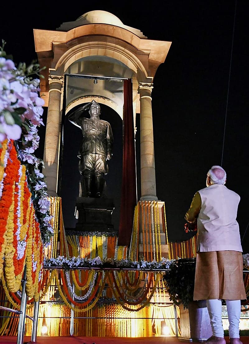 ನೇತಾಜಿ ಪ್ರತಿಮೆ ಅನಾವರಣಗೊಳಿಸಿದ ಪ್ರಧಾನಿ