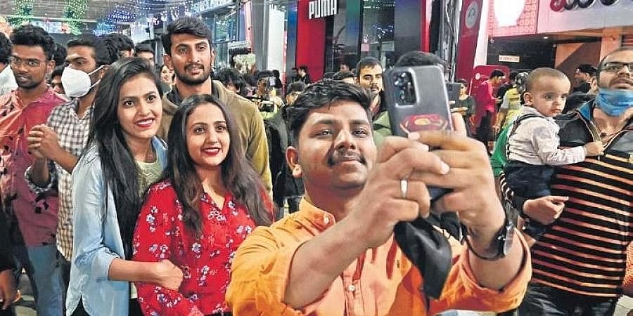 ಹೊಸ ವರ್ಷಾಚರಣೆ: 2 ವರ್ಷಗಳ ಬಳಿಕ ನಗರದ ಪ್ರಸಿದ್ಧ ತಾಣಗಳಲ್ಲಿ ಜನವೋ ಜನ