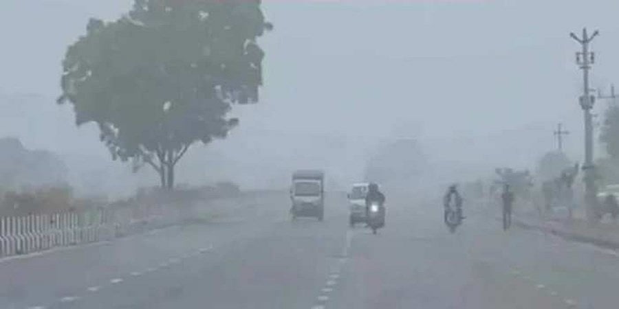ದೆಹಲಿ ಸೇರಿ ಉತ್ತರ ಭಾರತದಲ್ಲಿ ದಟ್ಟ ಮಂಜು, ಕತ್ತಲೆ ವಾತಾವರಣ: ರೈಲು, ವಿಮಾನ ಸೇವೆಗಳಲ್ಲಿ ವ್ಯತ್ಯಯ
