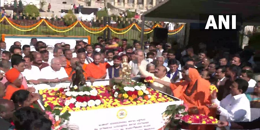 ವಿಧಾನ ಸೌಧ ಮುಂದೆ ಕೆಂಪೇಗೌಡ, ಬಸವೇಶ್ವರ ಪುತ್ಥಳಿಗೆ ಭೂಮಿ ಪೂಜೆ ನೆರವೇರಿಸಿದ ಸಿಎಂ ಬೊಮ್ಮಾಯಿ