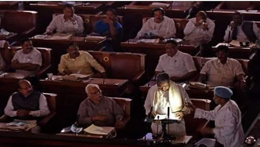 'ಸಿಎಂ ಆಗಿದ್ದಾಗ ಎಲ್ಲ ಎಸ್ಕಾಂಗಳನ್ನು ದಿವಾಳಿ ಅಂಚಿಗೆ ತಳ್ಳಿದ್ದ ಮಹಾನ್ ಆರ್ಥಿಕ ತಜ್ಞರೊಬ್ಬರಿಂದ 200 ಯುನಿಟ್ ಉಚಿತ ವಿದ್ಯುತ್ ಭರವಸೆ'