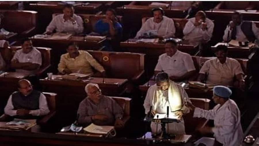 'ಸಿಎಂ ಆಗಿದ್ದಾಗ ಎಲ್ಲ ಎಸ್ಕಾಂಗಳನ್ನು ದಿವಾಳಿ ಅಂಚಿಗೆ ತಳ್ಳಿದ್ದ ಮಹಾನ್ ಆರ್ಥಿಕ ತಜ್ಞರೊಬ್ಬರಿಂದ 200 ಯುನಿಟ್ ಉಚಿತ ವಿದ್ಯುತ್ ಭರವಸೆ'