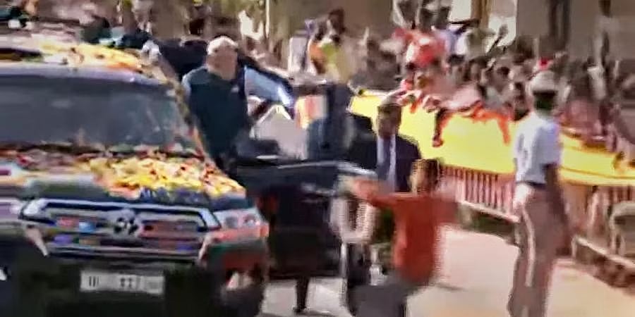 ಹುಬ್ಬಳ್ಳಿ: ಬಾಲಕನೊಬ್ಬ ಪ್ರಧಾನಿ ಮೋದಿಗೆ ಹಾಕಿದ ಹಾರವನ್ನು ಪರೀಕ್ಷೆಗಾಗಿ ಎಫ್ಎಸ್ಎಲ್‌ಗೆ ರವಾನೆ