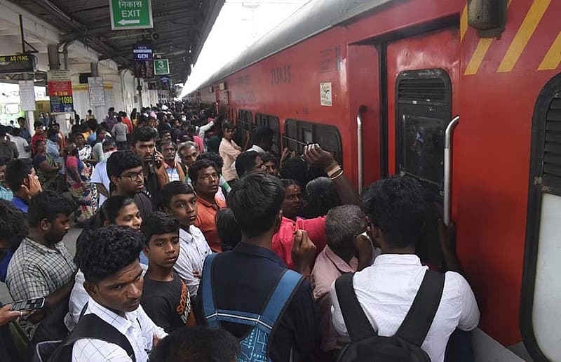 ಪೊಂಗಲ್ ಹಬ್ಬದ ಸಮಯದಲ್ಲಿ ರಜೆಗೆ ಊರಿಗೆ ಹೋಗುವವರ ಸಂಖ್ಯೆ ಸಾಕಷ್ಟು. ಕೊಯಮತ್ತೂರಿನ ರೈಲು ನಿಲ್ದಾಣದಲ್ಲಿ ನಿನ್ನೆ ಕಿಕ್ಕಿರಿದು ಸೇರಿದ್ದ ಜನಸ್ತೋಮ.