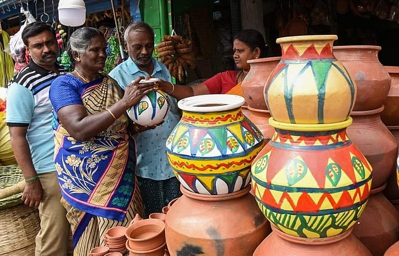 ತಿರುಚಿಯ ಗಾಂಧಿ ಮಾರುಕಟ್ಟೆಯಲ್ಲಿ ಬಣ್ಣದ ಮಡಕೆಗಳನ್ನು ಪೊಂಗಲ್ ಹಬ್ಬ ಆಚರಣೆಗೆ ಖರೀದಿಗೆ ಮಾರಾಟಕ್ಕಿಟ್ಟಿರುವುದು.