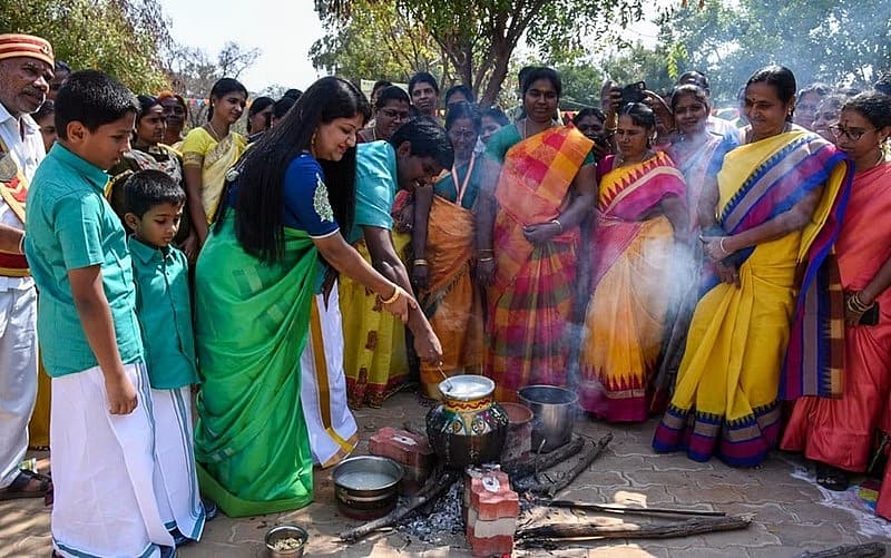 ತಿರುಚಿ ಜಿಲ್ಲಾಧಿಕಾರಿ ಎಂ ಪ್ರದೀಪ್ ಕುಮಾರ್ ತಮ್ಮ ಕುಟುಂಬ ಸದಸ್ಯರು ಮತ್ತು ಕಚೇರಿ ಸಿಬ್ಬಂದಿ ಜತೆಗೆ ಸಂಕ್ರಾಂತಿ ಸಂಪ್ರದಾಯ ಆಚರಣೆಯಲ್ಲಿ