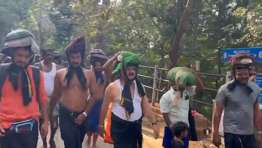 ಇರುಮುಡಿ ಹೊತ್ತು ಶಬರಿಮಲೆ ಅಯ್ಯಪ್ಪನ ದರ್ಶನ ಪಡೆದ ಗೃಹ ಸಚಿವ ಆರಗ ಜ್ಞಾನೇಂದ್ರ