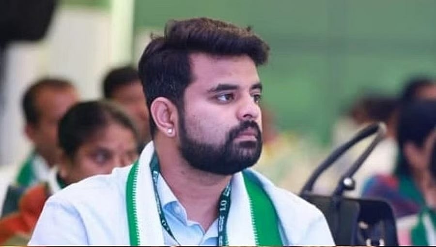 ಹಾಸನದಲ್ಲಿ ಪ್ರಜ್ವಲ್ ರೇವಣ್ಣ ಮೈತ್ರಿ ಅಭ್ಯರ್ಥಿಯಾಗಿ ಜೆಡಿಎಸ್ ಘೋಷಣೆ: ಬಿಜೆಪಿ ವಿರೋಧ!