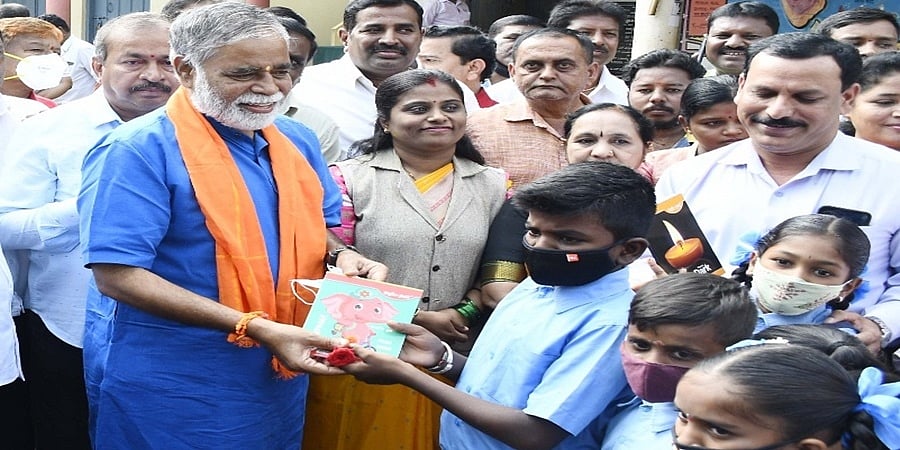 ಸರ್ಕಾರಿ ಶಾಲೆಗಳಲ್ಲಿ ಬಿಸಿಯೂಟದಲ್ಲಿ ಮೊಟ್ಟೆ ವಿತರಣೆ ಸ್ಥಗಿತ: ಶಿಕ್ಷಣ ಸಚಿವರಿಗೆ ಜೆಡಿಎಸ್ ತರಾಟೆ