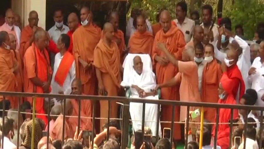 ಸಿದ್ದೇಶ್ವರ ಶ್ರೀಗಳ ಆರೋಗ್ಯ ಸ್ಥಿರ, ಚಿಕಿತ್ಸೆ ಮುಂದುವರಿಕೆ; ಆಶ್ರಮದತ್ತ ಸಾವಿರಾರು ಅಭಿಮಾನಿಗಳ ಆಗಮನ, ಭದ್ರತೆ ಹೆಚ್ಚಳ
