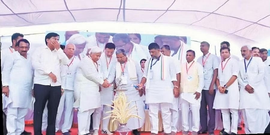 ದೊಡ್ಡಗೌಡರ ತವರು ಜಿಲ್ಲೆ ಹಾಸನದಲ್ಲಿ 'ಪ್ರಜಾಧ್ವನಿ' ಯಾತ್ರೆ ಮೂಲಕ ಕಾಂಗ್ರೆಸ್ ಶಕ್ತಿ ಪ್ರದರ್ಶನ: ಸಿದ್ದು-ಡಿಕೆಶಿ ಪರ ಘೋಷಣೆ ಕೂಗದಂತೆ ವಾರ್ನಿಂಗ್