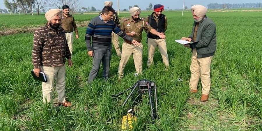 ಪಾಕ್ ಗಡಿಯಲ್ಲಿ 5 ಕೆಜಿ ಹೆರಾಯಿನ್ ಸಾಗಿಸುತ್ತಿದ್ದ ಡ್ರೋನ್ ಹೊಡೆದುರುಳಿಸಿದ ಭದ್ರತಾ ಪಡೆಗಳು! ಇಬ್ಬರ ಬಂಧನ
