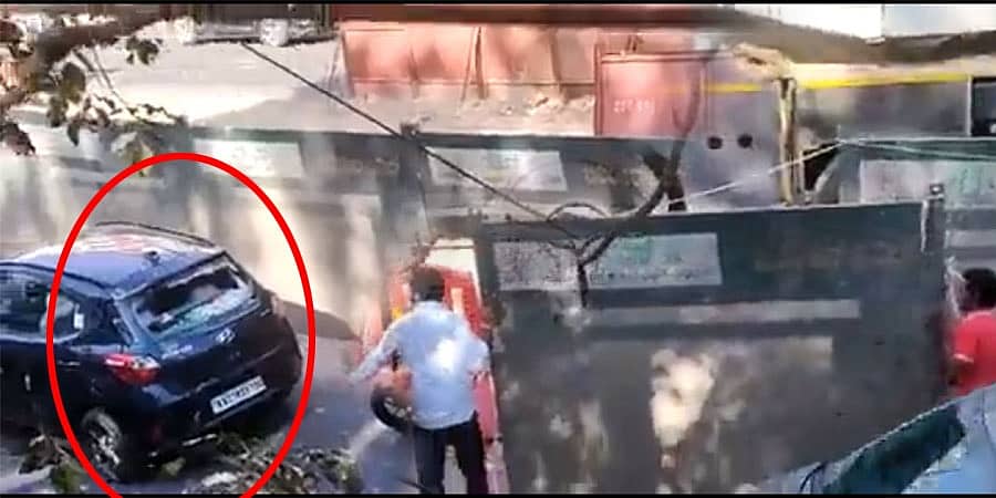 ಬೆಂಗಳೂರಿನಲ್ಲಿ ಮತ್ತೊಂದು 'ನಮ್ಮ ಮೆಟ್ರೋ' ಅವಘಡ: ಕಾರಿನ ಮೇಲೆ ಬಿದ್ದ ಬ್ಯಾರಿಕೇಡ್, ಪ್ರಯಾಣಿಕರು ಪಾರು