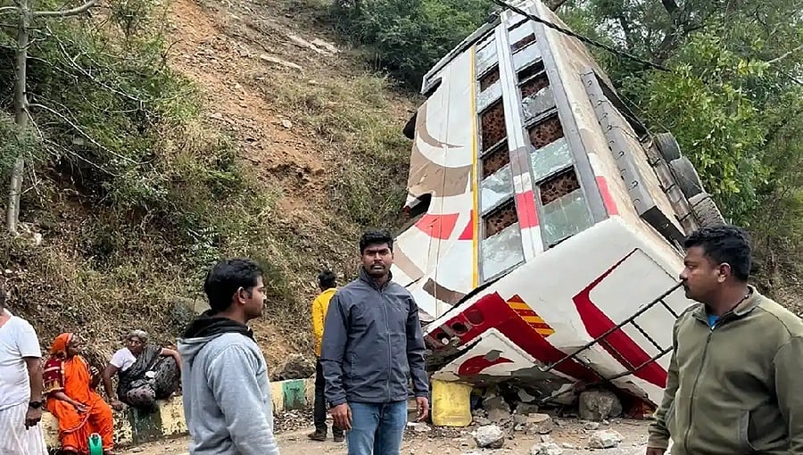 ಮಲೆಮಹದೇಶ್ವರ ಬೆಟ್ಟ ಹತ್ತುತ್ತಿದ್ದ ಗುಜರಾತ್ ಬಸ್ ಪಲ್ಟಿ: 15ಕ್ಕೂ ಹೆಚ್ಚು ಜನ ಆಸ್ಪತ್ರೆಗೆ ದಾಖಲು