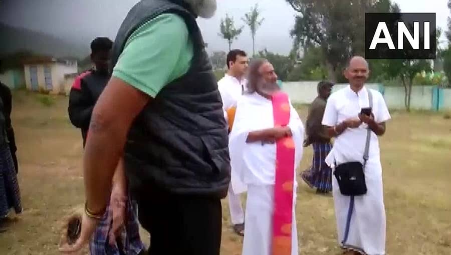 ರವಿಶಂಕರ್ ಗುರೂಜಿ ಪ್ರಯಾಣಿಸುತ್ತಿದ್ದ ಹೆಲಿಕಾಪ್ಟರ್ ತಮಿಳುನಾಡಿನಲ್ಲಿ ತುರ್ತು ಭೂಸ್ಪರ್ಶ