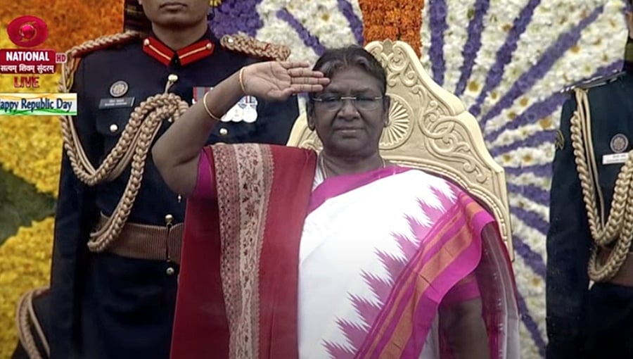 74ನೇ ಗಣರಾಜ್ಯೋತ್ಸವ ಸಂಭ್ರಮ: ಕರ್ತವ್ಯಪಥದಲ್ಲಿ ಧ್ವಜಾರೋಹಣ ನೆರವೇರಿಸಿದ ರಾಷ್ಟ್ರಪತಿ ದ್ರೌಪದಿ ಮುರ್ಮು